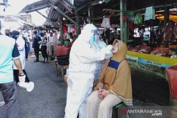 Tim Gugus Pangkalpinang laksanakan swab massal di Pasar Pagi
