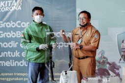 Pengemudi Grab Pakai Perisai Plastik Anti COVID-19