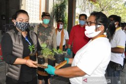 Bupati Tabanan beri bantuan sembako kepada  200 warga NTT