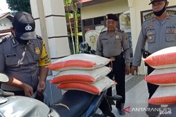 Polres Bengkayang salurkan beras dari Mabes Polri di Ledo