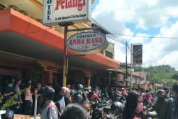 Aparat bubarkan kerumunan massa pencari kerja di Sanggau