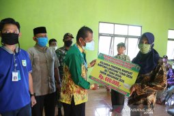 Bupati serahkan BLT-DD tahap kedua