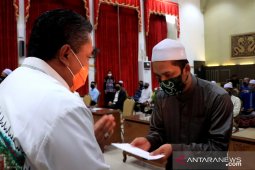 Wali Kota serahkan bantuan kepada pimpina ponpes