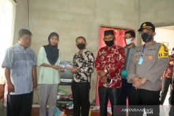Bupati Bangka salurkan bantuan sosial program "Seribu Berkah"