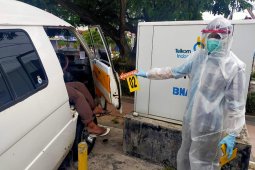 Sopir L300 meninggal mendadak dan mobilnya menabrak trotoar jalan
