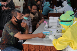 100 petugas observasi berisiko tinggi di Kota Kediri tes cepat COVID-19