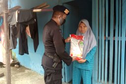 Brimob Polda Maluku bagikan bahan pokok untuk warga jazirah Leihitu