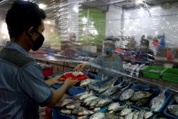 Pasar di Surabaya berlakukan penggunaan nampan hindari kontak langsung
