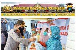 Polres Bangka Tengah bagikan 400 paket sembako