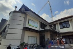 Satu orang tewas dan empat orang luka-luka akibat menara di Gedung BPN Garut roboh