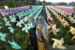 Wisata kebun kincir angin  "Rainbow Garden" di Gowa