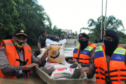 Pakai sampan, Polres Aceh Utara salurkan bantuan untuk korban banjir