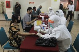 Ada panitera positif corona, ratusan pegawai PN Surabaya jalani tes cepat