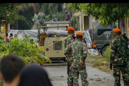 Evakuasi pesawat tempur yang kecelakaan