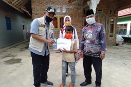 Wakil Bupati Pringsewu bagikan bantuan paket belajar di rumah