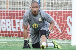 Penjaga gawang Barito Putera FC Aditya Harlan ingin cetak gol sebelum pensiun