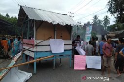 BLT dibagi rata, warga Desa Hutadame blokir Jalinsum