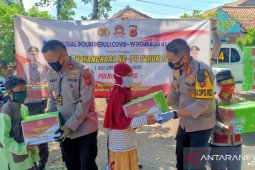 Polres Subang bagikan paket sembako ke panti asuhan dan pelajar Papua