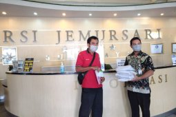 50 rumah sakit di Surabaya dapat bantuan kain kafan dan kapas