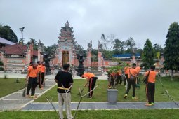 Anggota Polda Jambi bersihkan Pura Giri Indra Lohka