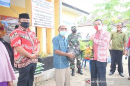 Wabup Bangka salurkan ratusan paket sembako di tiga desa (video)