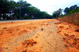 Jalan utama di Ibukota Suka Makmue Nagan Raya dipenuhi lumpur