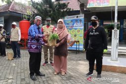 Warga karantina mandiri COVID-19 di Banjarmasin dapat sumbangan sayur dan jamu
