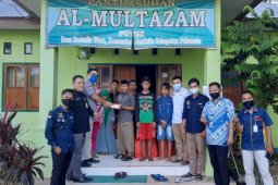 Bank Mandiri bagikan sembako ke warga Gorontalo terdampak COVID-19