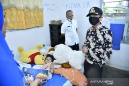 Bupati Bangka salurkan bantuan bagi penderita lumpuh otak