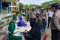 Sopir bus dan penumpang di Aceh jalani pemeriksaan COVID-19