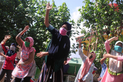 Tingkatkan imun tubuh, pedagang pasar di Kediri ikut senam massal