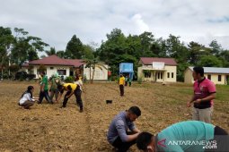 Sambut normal baru, Polri - Penyuluh - Polbangtan Medan manfaatkan lahan kosong Gunung Sitoli