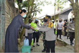 Video - Kapolres Barito Kuala sambangi warga bagikan sembako