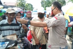 Video - Anggota DPRD Kalsel Athaillah Hasbi bagikan masker dan edukasi cegah COVID-19
