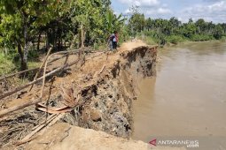 Jalan penghubung enam desa di Aceh Timur putus total dihantam erosi air sungai
