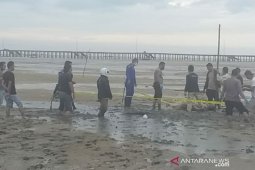 Polres Bangka Barat evakuasi mayat di pinggir Pantai Iklim Teluk Rubiah Mentok