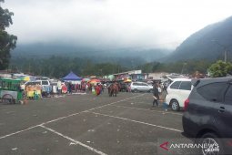 Tempat wisata tutup, wisatawan berlibur di area perkemahan Cibodas