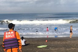 Seorang pemuda terseret arus ombak di Pantai Perancak-Bali