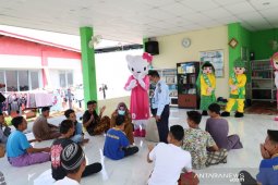 Dispersip bawakan ratusan buku ke LPKA Martapura
