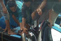 Sebuah sepeda motor beserta pemiliknya "terjun bebas" di Dermaga Sambas