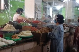 Normal baru, mayoritas pasar tradisional di Surabaya dipasang tirai