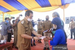 Pemprov Kaltim salurkan JPS kepada 902 orang penerima di Kukar