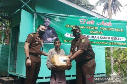 Kejari TBA fasilitasi renovasi rumah kakek Usman