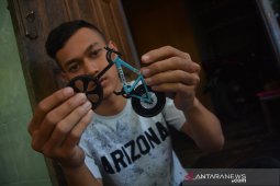 Mainan berbahan limbah kartu perdana