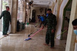 Anggota Koramil Tanjung Tabalong lakukan penyemprotan disinfektan