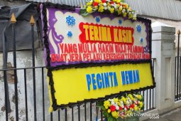 Jelang vonis kasus penyiksaan hewan, karangan bunga hiasi PN Jakpus