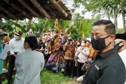 Mensos Juliari P Batubara  serahkan bantuan ke warga Tangerang terdampak COVID-19
