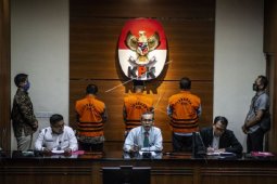 KPK tahan tiga mantan pimpinan DPRD terkait "ketok palu"