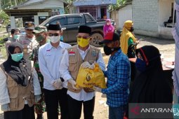Bupati serahkan 286 paket sembako ke Pulau Sebuku