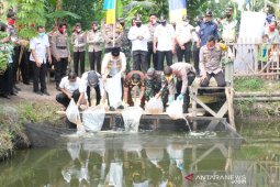 Kapolda tebar benih ikan untuk dukung  ketahanan pangan di masa COVID-19